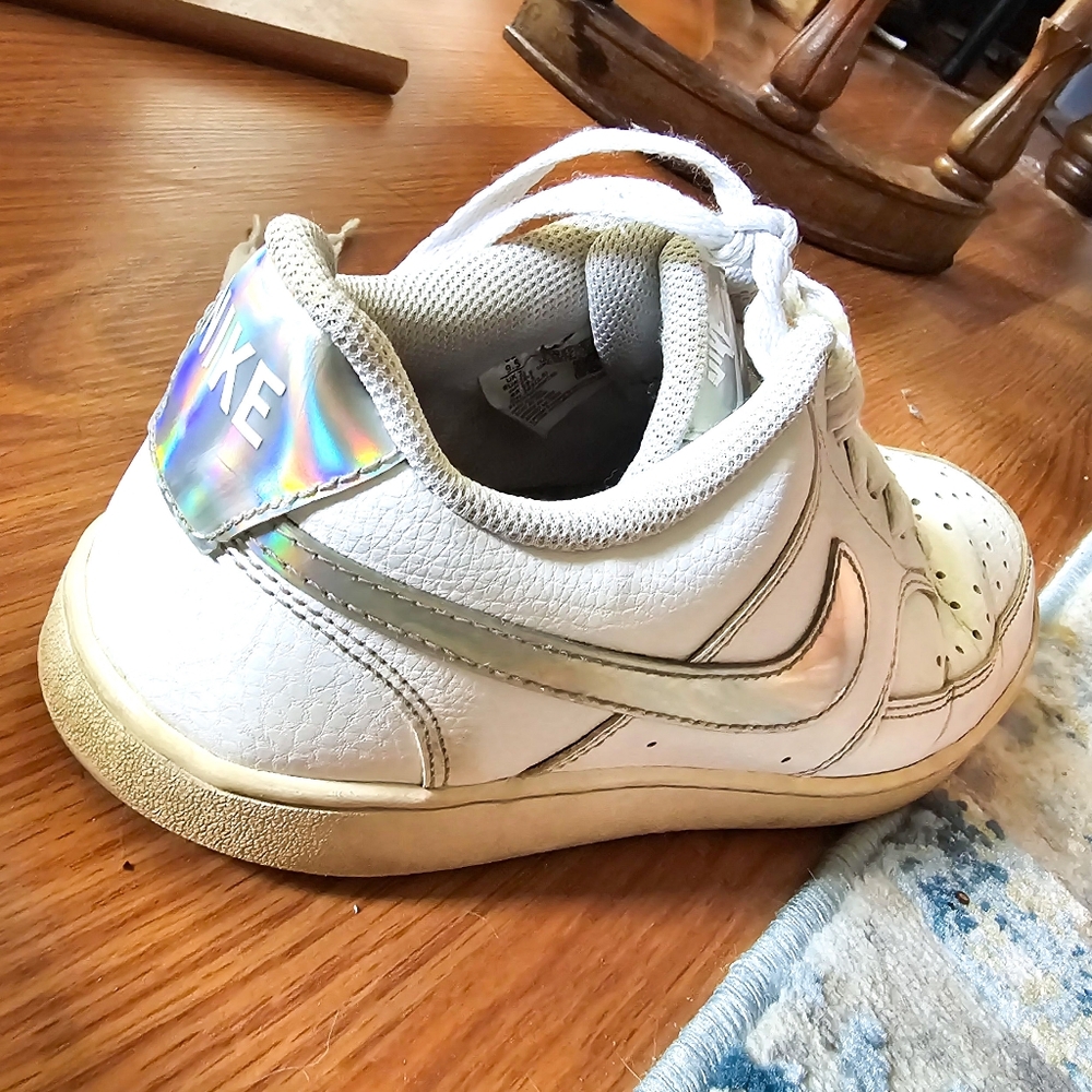 Nike 9.5 white/holographic Court Vision Low